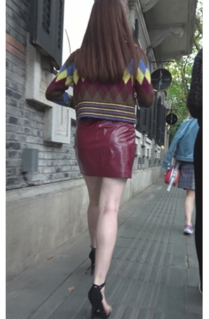 漂亮的红色皮裙吸烟的美女[1G/MP4]