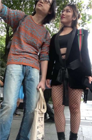 大眼网袜美腿开朗街拍美女笑容美丽 [750 MB/MP4]