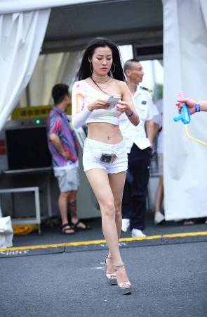 Mark街拍作品 – 白热裤长腿美女