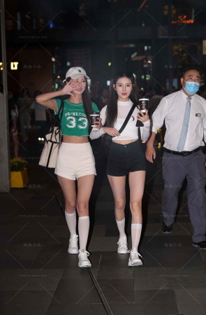 搭讪白色长筒袜姐妹