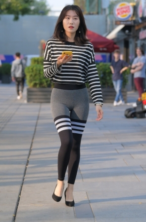 灰色紧身性感美女