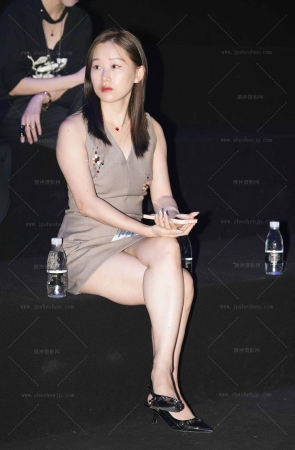 看起来很温柔的小姐姐30P 8P