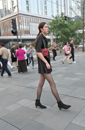 很久才拍到的一个黑丝高跟大长腿