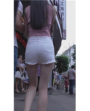 长腿白紧热裤女神逛街，丰满水蜜桃臀 [514 MB]