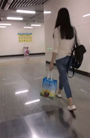 好紧身的牛仔美臀