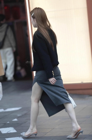 漂亮高跟街拍少妇