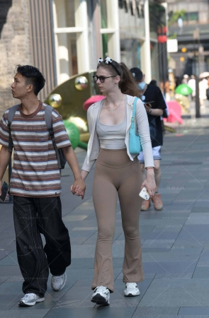 哥们这是谈了个洋妞呀~