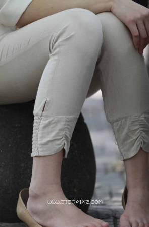 年轻OL风美女脱鞋晾脚丫