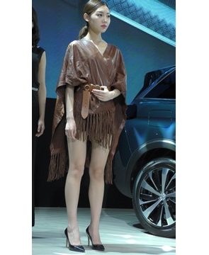 4k-精致五官甜美漂亮美女车模