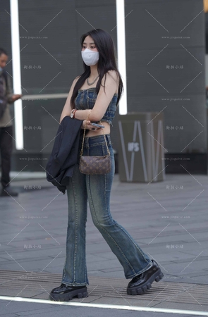 街拍牛仔裤美臀美眉