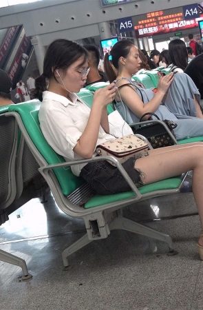 玩吃鸡的凉高跟美足MM