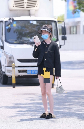 苗条的小姐姐，春光乍………