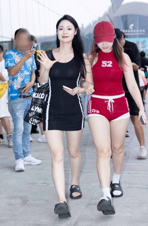 LB581-28P 成都车展-两个丰满白嫩的美女小姐姐下班拍美腿 6P