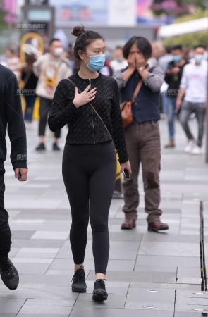 黑色紧身裤美女