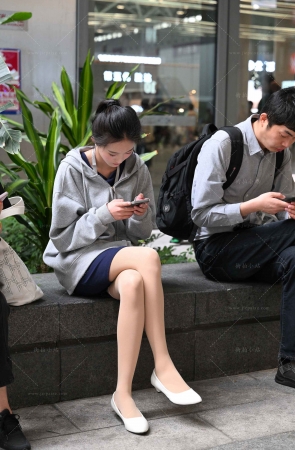 花坛边玩手机的丝腿妹纸 【图片➕视频】