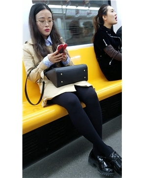 4k-地铁上偶遇圆框银镜黑丝美眉。