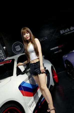 4K – 热裤长腿高跟模特 [682 MB/MP4]