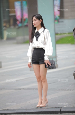 清秀的美腿女孩