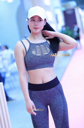 带帽的运动女孩