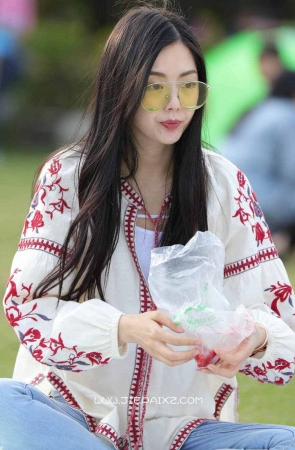 街拍红唇长发美女