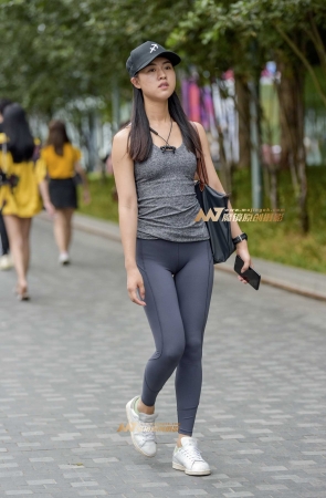 深灰色瑜珈裤  美女身材精致