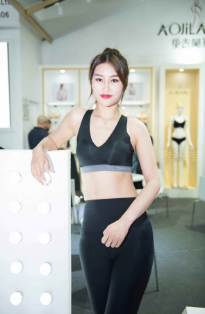 紧身瑜伽裤模特