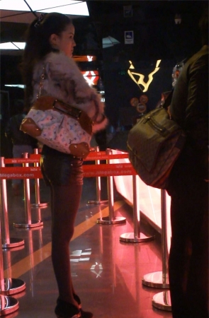 紧身裤翘臀美少妇