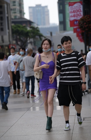 性感的吊带裙美女