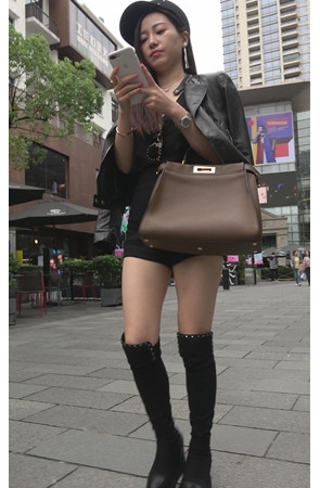 玩手机的黑色高靴妹子[2.17G/MP4]