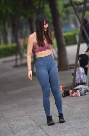 街拍玩滑板的健美裤美眉