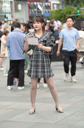 微胖且有点婴儿肥的灰丝小姐姐