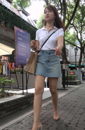 漂亮的牛仔裙白衬衫美女姐姐