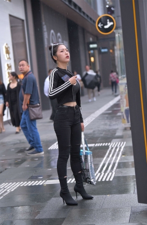 飒爽短靴牛仔裤