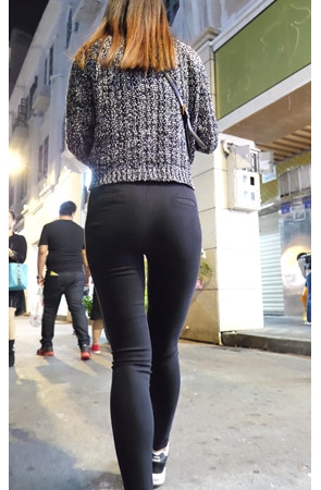 夜拍黑裤紧身小姐姐