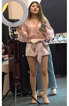 长发美腿小姐姐