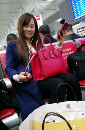 火车站拍摄黑色丝袜性感修长美腿长发美妇