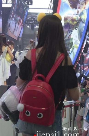 偶遇超短牛仔热裤女孩，小PP都露出来咯。