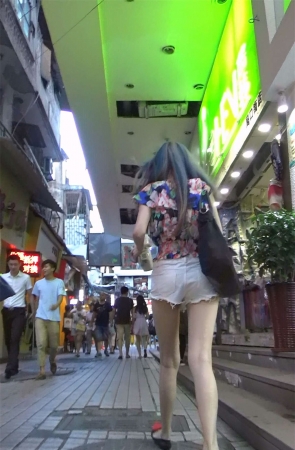 花衬衫白短热裤美腿美女