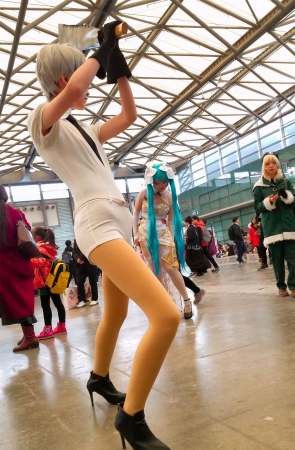 短裤长腿高跟丝袜cosplay的美少女