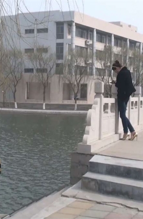 美女玩鞋