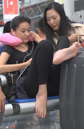 候车室的凉高跟美足姐妹