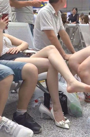 美足束缚在高跟鞋中