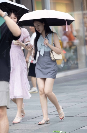 2589-3=45 街拍A字裙肉感美腿小少妇