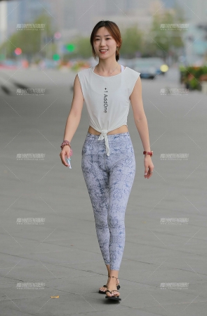 开朗的瑜伽服学生妹