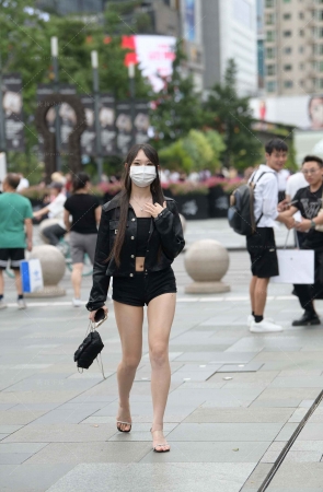 街拍热裤美腿美女