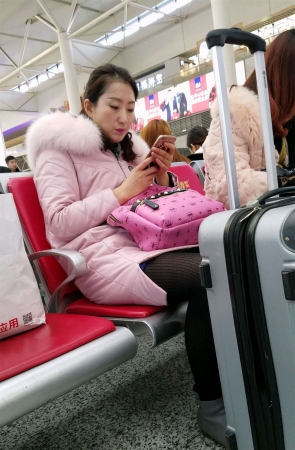 很有感觉的粉色羽绒服街拍丝袜大美女