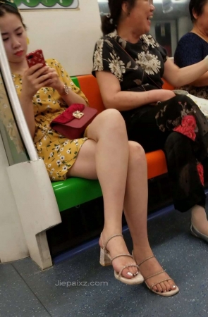 4K – 好甜美的小姐姐依靠在车厢里玩手机 [816 MB/MP4]