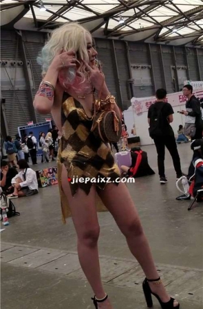 4K – 这妹子打扮可谓相当狂野啊 [568 MB/mp4]