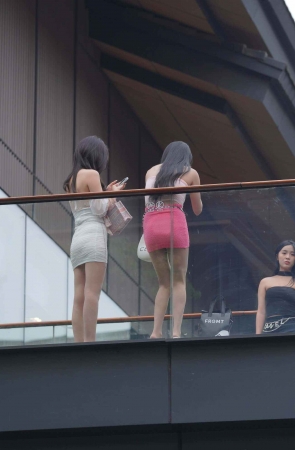 性感超短裙姐妹炸街