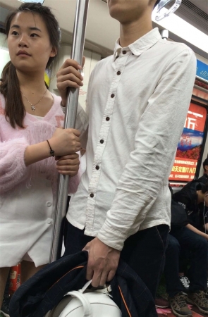 地铁站等车的白色短裙肉丝清纯美女